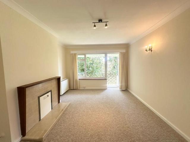 Apartment for rent in Little Common, Heathlands