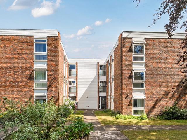 Flat for rent in Row Town, Surrey