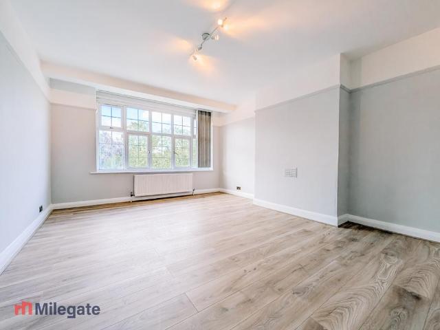 Flat for rent in The Wrythe, Greater London