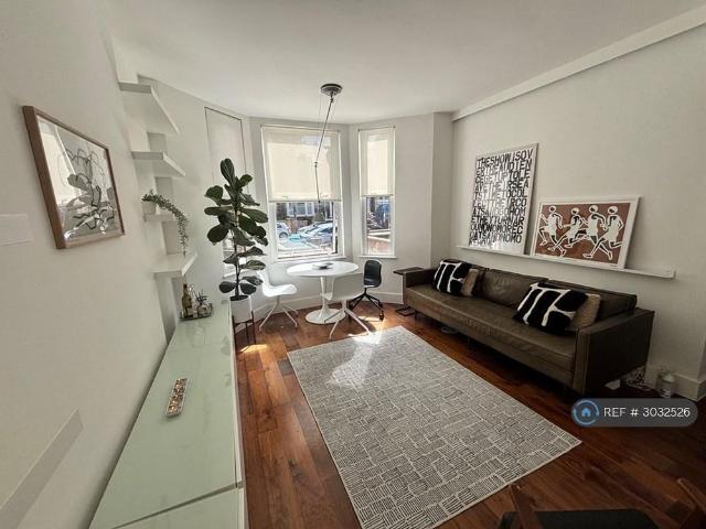 Apartment for rent in Brondesbury Park, Greater London