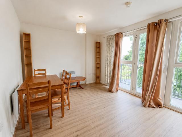 Apartment for rent in Newbury Park, Greater London