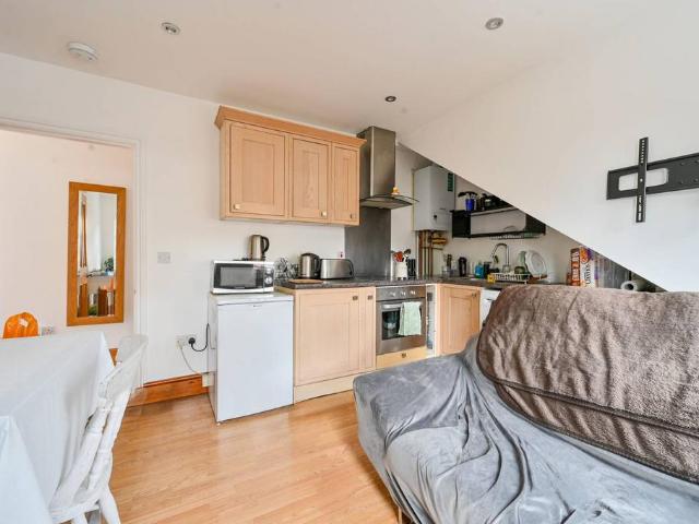Flat for rent in London Borough of Ealing, Isle Of Man