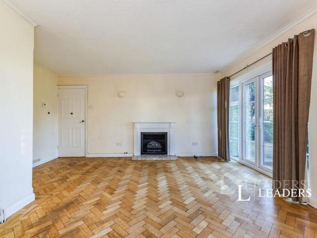 Apartment for rent in Row Town, Surrey
