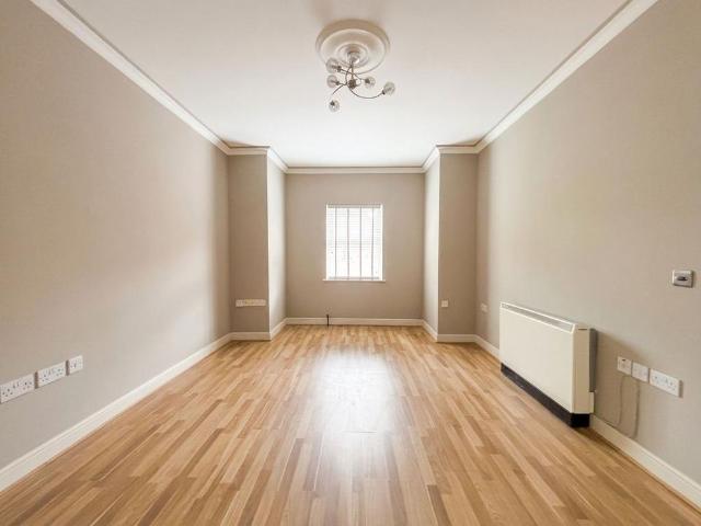 Apartment for rent in Roe Green, Salford