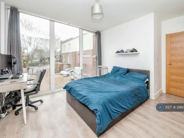 Apartment for rent in Southtown, Stokesby
