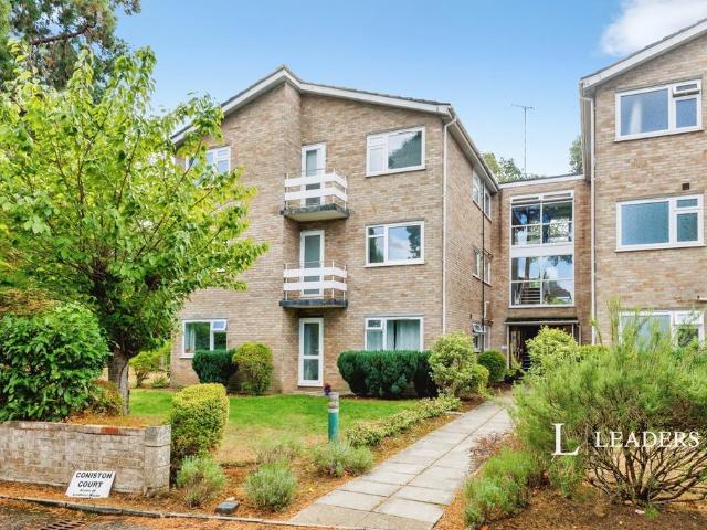 Flat for rent in Weybridge, Elmbridge