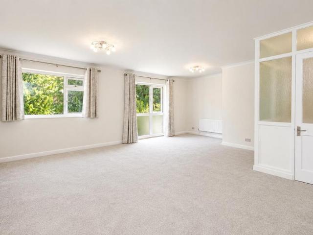 Apartment for rent in Pachesham Park, Surrey
