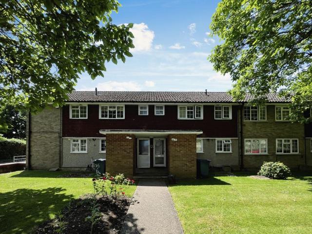 Flat for rent in Little Stanmore, Greater London