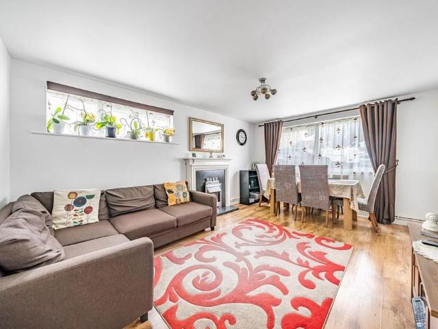 Apartment for rent in Woodhall Farm, Pouchen End