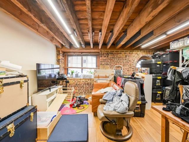 Apartment for rent in Poplar Grove, Greater London