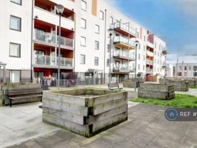 Flat for rent in Rush Green, Greater London