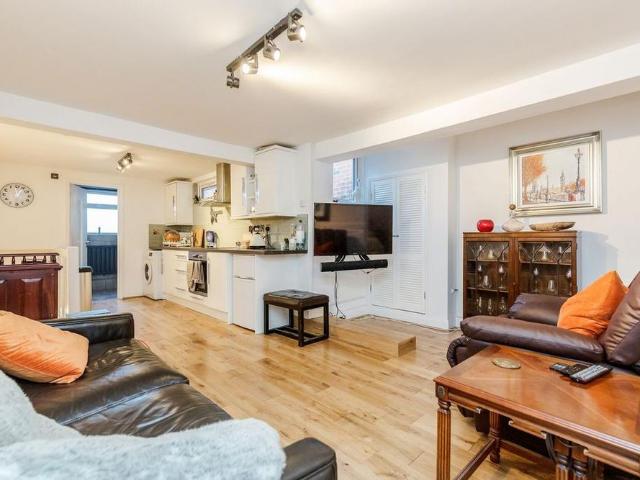Apartment for rent in Pachesham Park, Surrey