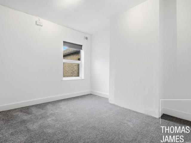 Apartment for rent in Bush Hill Park, Greater London