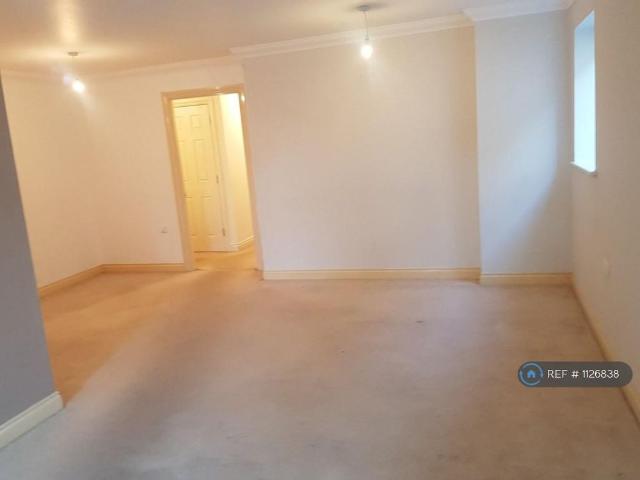 Apartment for rent in Woodcote Green, Greater London