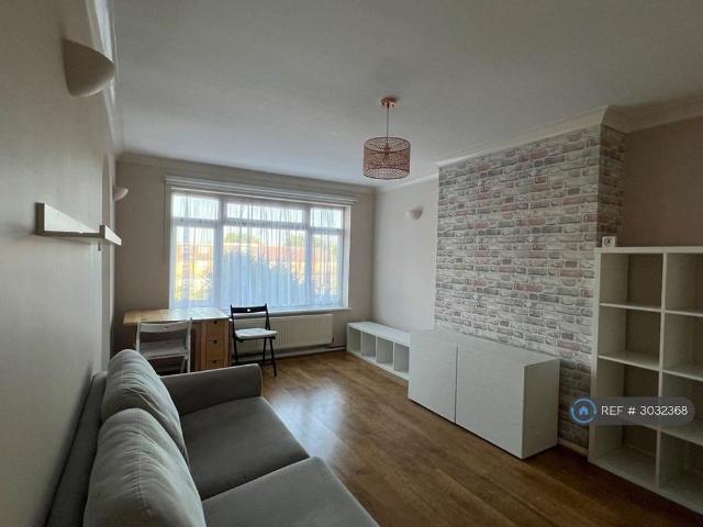 Apartment for rent in Chingford Mount, Greater London