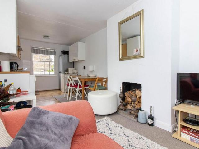 Apartment for rent in College Park, Greater London
