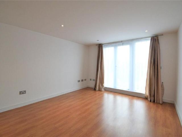 Apartment for rent in Heol-las, Surrey