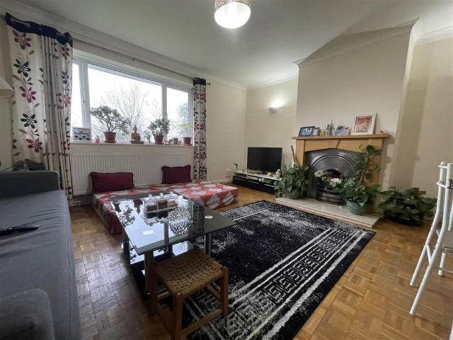 Apartment for rent in Abbey End, Green Close