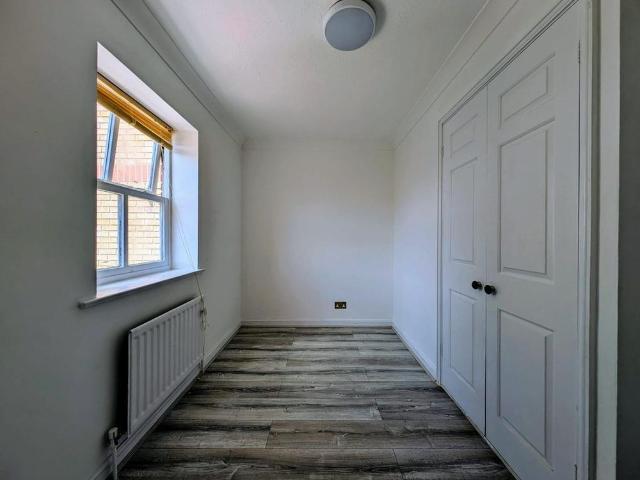 Apartment for rent in London Borough of Merton, Collier's Wood