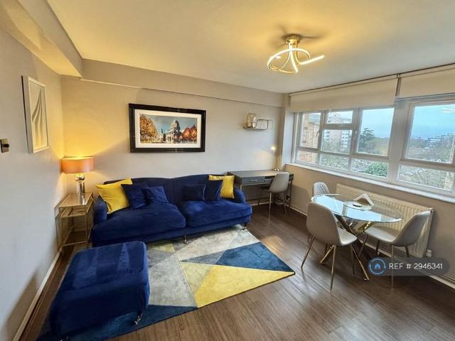 Apartment for rent in Southfields, Greater London