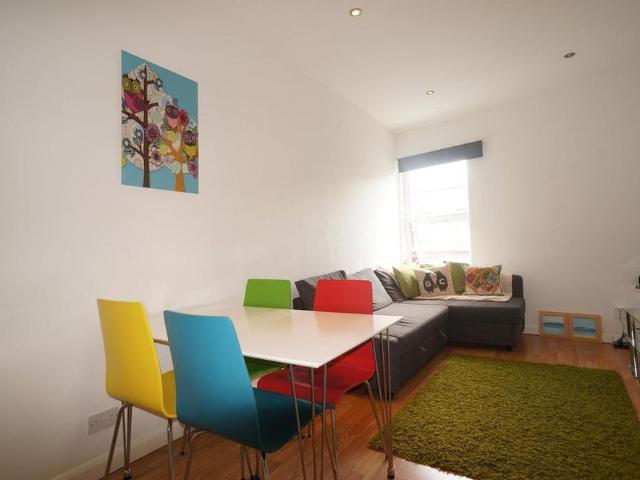 Apartment for rent in Longlands, Greater London