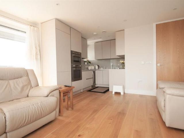 Apartment for rent in Whetstone, Oakleigh Park