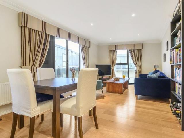 Apartment for rent in Blackhills, Surrey