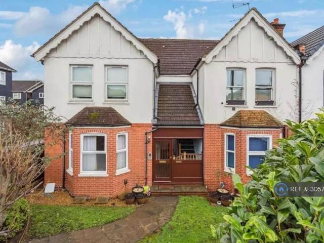 Flat for rent in Northwood High Street, Greater London
