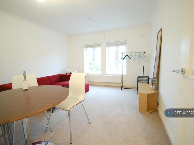 Apartment for rent in Row Town, Surrey