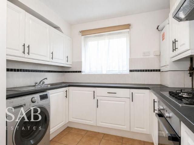 Flat for rent in London Borough of Ealing, Greenford