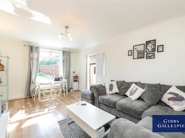 Flat for rent in Northwood, Greater London