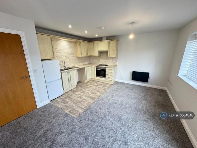 Flat for rent in Round Hill, Wakefield