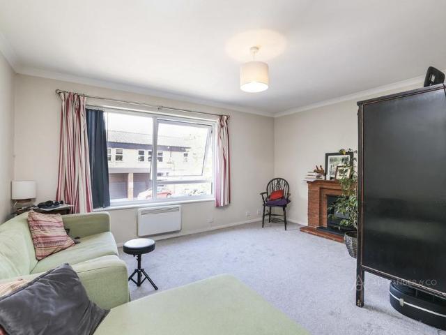 Apartment for rent in Ashlyns Estate, Pouchen End