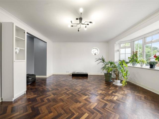 Flat for rent in Chessington, Greater London