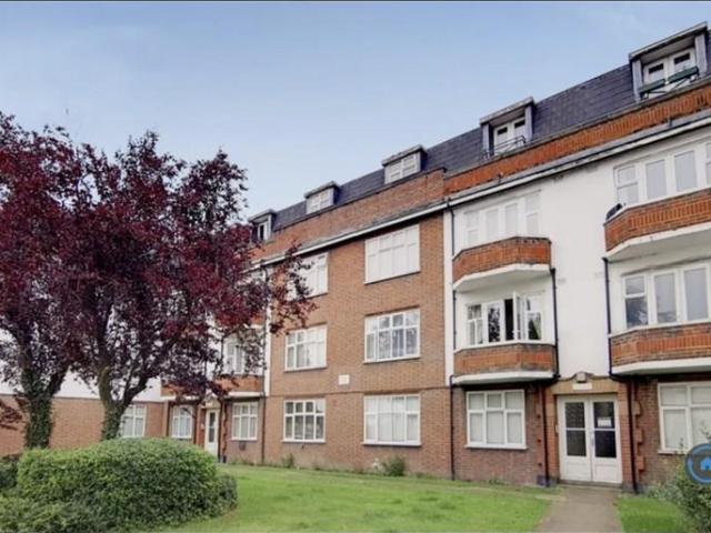 Flat for rent in The Wrythe, Greater London