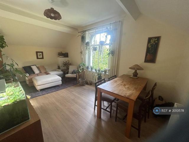 Flat for rent in Calderstones