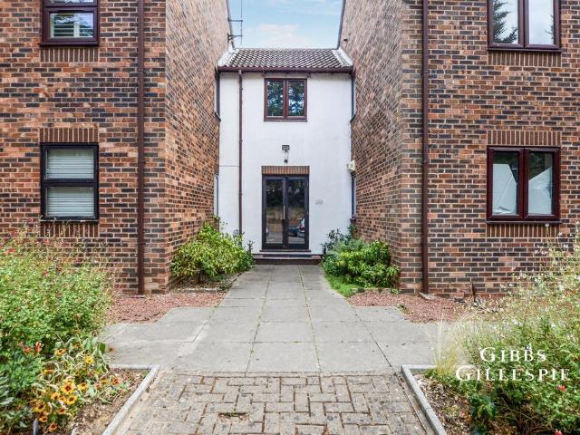 Flat for rent in The Cedars Estate, Batchworth
