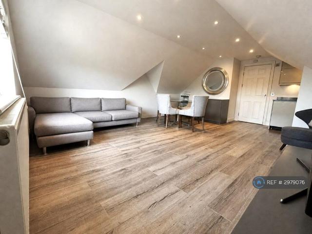 Apartment for rent in Strawberry Hill, Greater London