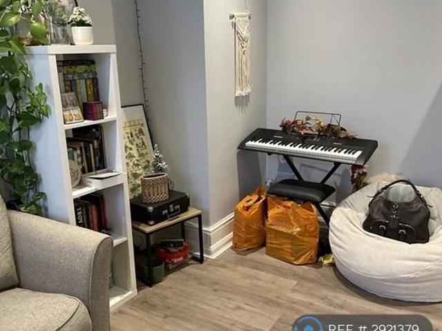 Apartment for rent in Summerstown, Greater London