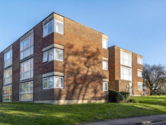 Flat for rent in Northwood, Greater London