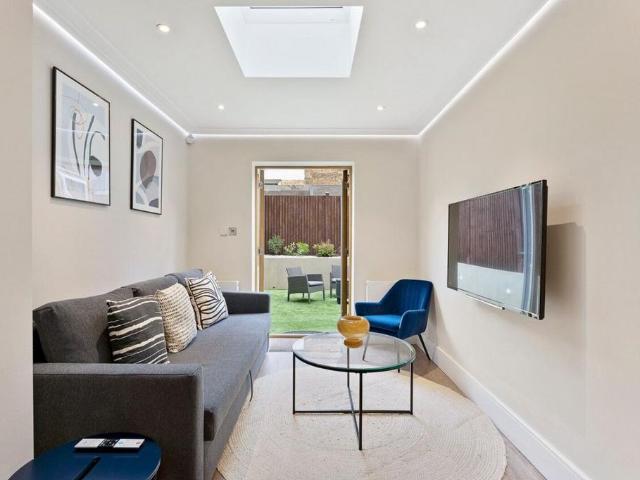 Flat for rent in North Kensington, Greater London