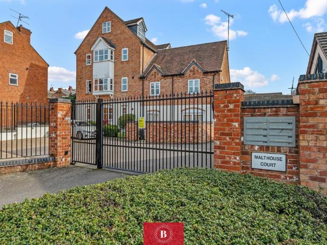 Flat for rent in Woodloes Park, Green Close