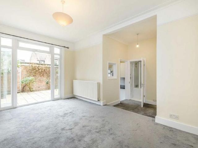 Apartment for rent in London Borough of Merton, Raynes Park