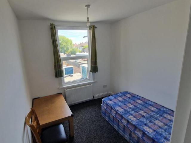 Flat for rent in Highams Park, Greater London