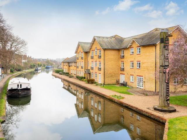 Flat for rent in Ashlyns Estate, Pouchen End