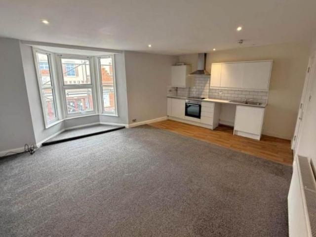 Apartment for rent in Roselands, Eastbourne