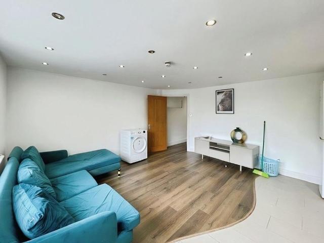 Apartment for rent in Little Stanmore, Greater London