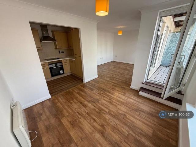 Apartment for rent in Whetstone, Oakleigh Park