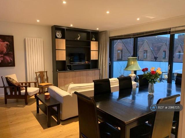 Flat for rent in Hatching Green, Five Acres