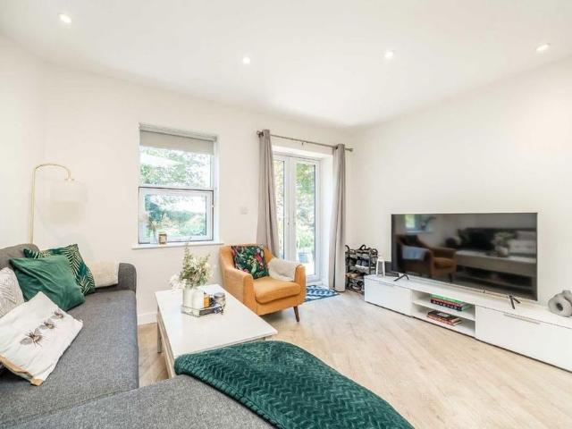 Apartment for rent in Hampton Hill, Greater London